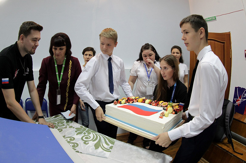 Kazan schoolchildren celebrated the Russian Flag Day and the opening of WorldSkills global competition with a “champions’ cake”