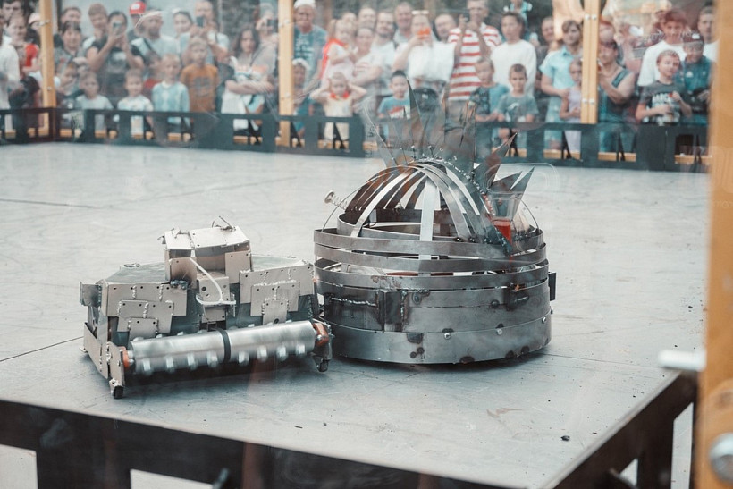 Зрелищное шоу от гениев инженерной мысли: в Ростове-на-Дону при поддержке Нацсборной прошли бои роботов «Живая сталь»